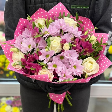Букет "Лабиринт страсти" из роз и хризантем с доставкой в по Сочи